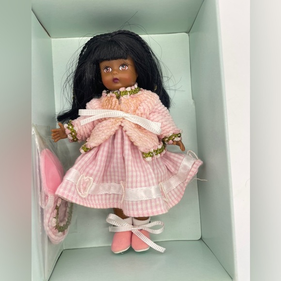 Madame Alexander 2002 CALENDAR GIRLS FEBRUARY 5” - Picture 4 of 4